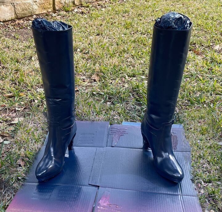 yeni bir görünüm için mahvolmuş botları sprey boyayla boyamak