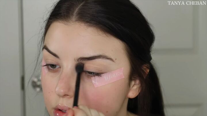 how to do simple valentines day makeup for a soft feminine vibe, Applying lighter colored eyeshadow to lids