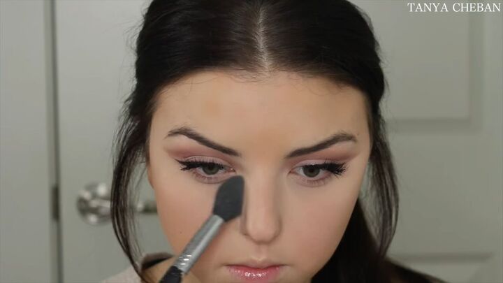 how to do simple valentines day makeup for a soft feminine vibe, Setting face makeup with powder