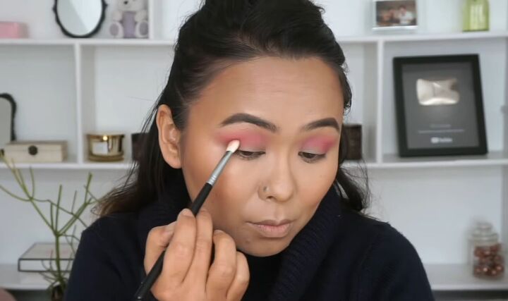 get ready for love with this glamorous pink valentines makeup look, Valentine s makeup look with pink eyeshadow