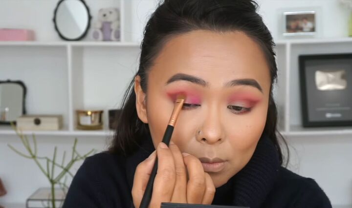 get ready for love with this glamorous pink valentines makeup look, Dramatic Valentine s Day makeup look