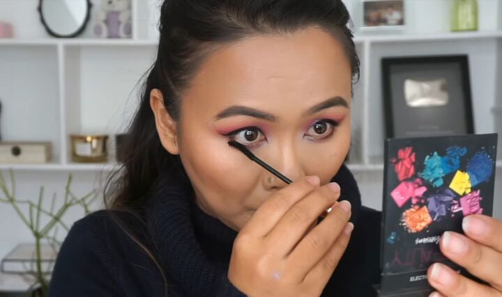 get ready for love with this glamorous pink valentines makeup look, Applying mascara to the lower lashes