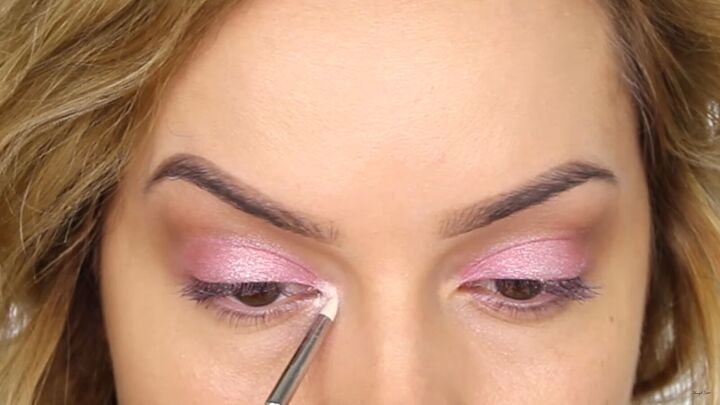 how to create a cool pink eye lip makeup look for valentines day, Applying white pigment to the inner corners