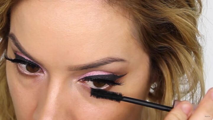 how to create a cool pink eye lip makeup look for valentines day, Applying mascara to the lower lashes