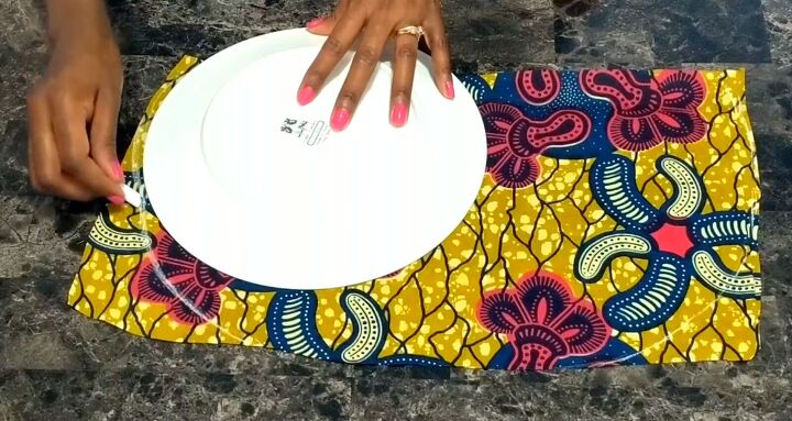 how to make a cute travel bag from scratch in 6 simple steps, Tracing around a dinner plate for the curve