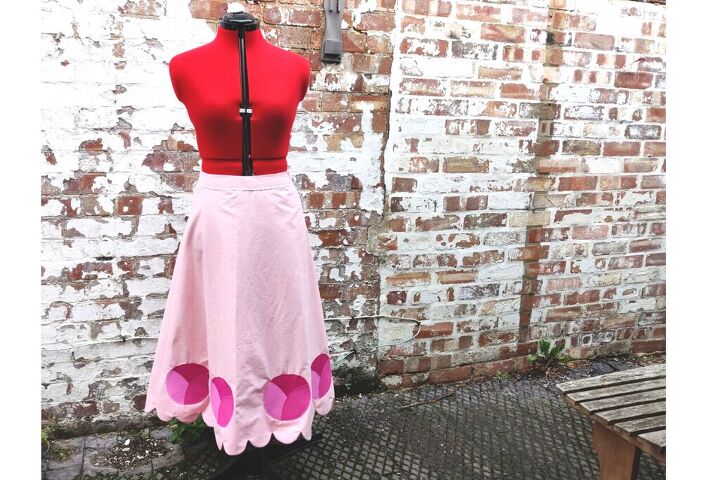 appliqued rose skirt with a scalloped hem