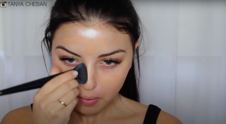 simple contouring highlighting baking routine for a natural glam, Blending foundation with a makeup brush
