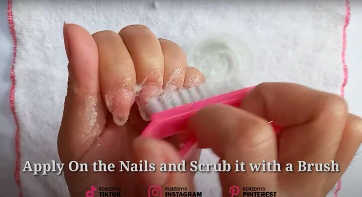 6 easy home remedies to make nails grow faster stronger, Scrubbing with toothpaste and baking soda