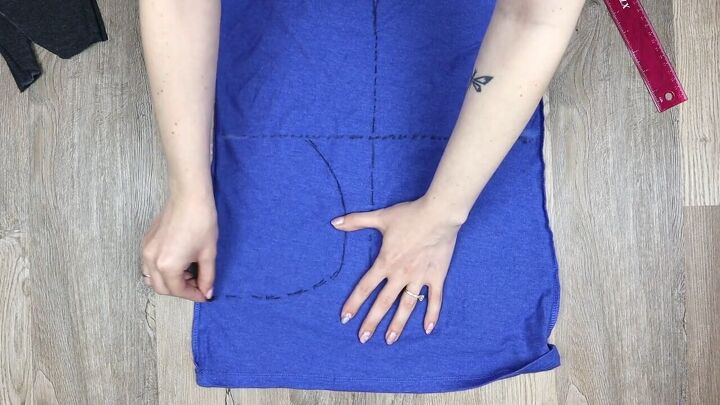 5 ways to make a diy crop top from a t shirt easy no sew tutorial, Drawing curved lines on the t shirt