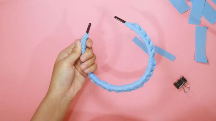 how to easily make a cute t shirt yarn headband by knotting, Knotting t shirt yarn along the headband