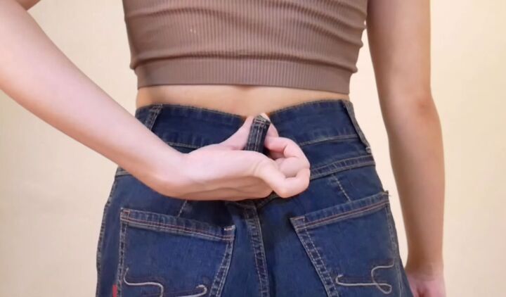 how to take in the waist of jeans by hand without a sewing machine, Squeezing the waistline of the jeans