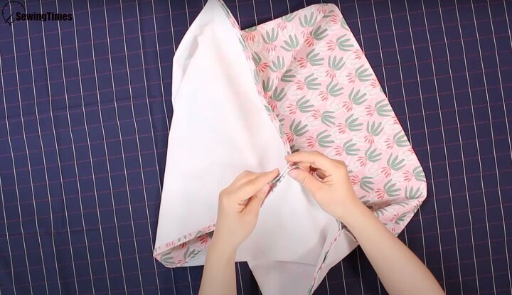 how to make shoulder bags at home easy step by step sewing tutorial, Matching the corners