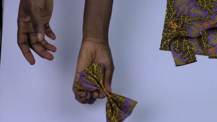 how to make decorative shoe clips in 4 different ways, Pinching the center to make a bow