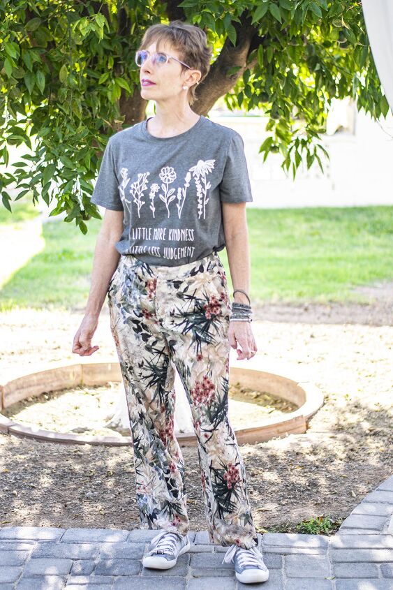 5 useful ways of wearing graphic tees to stay chic and modern