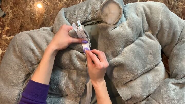 how to make a puffer jacket out of a plush walmart blanket, Inserting a zipper