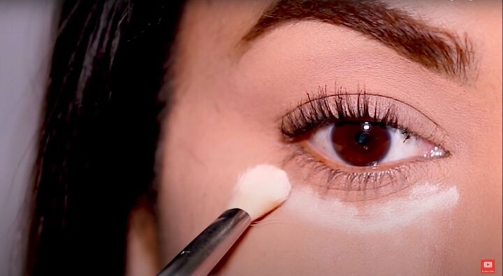 how to stop mascara from smudging easy makeup tips tricks, Applying translucent powder under eyes