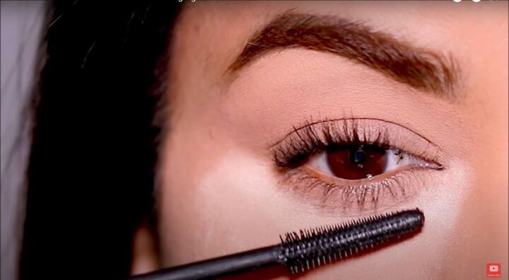 how to stop mascara from smudging easy makeup tips tricks, How to apply mascara to lower lashes