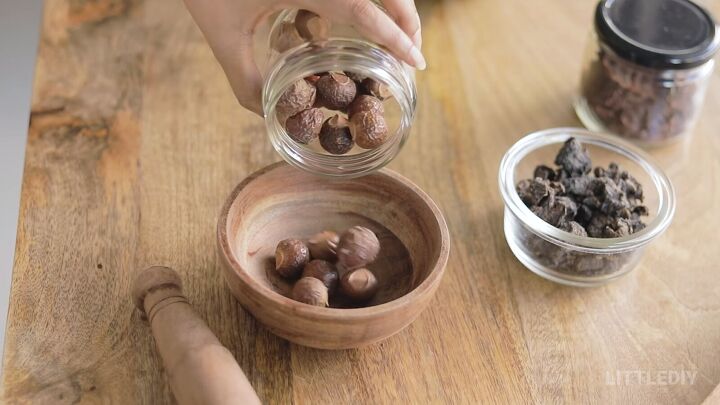 5 natural ways to wash hair without shampoo, Adding soapnuts to a bowl