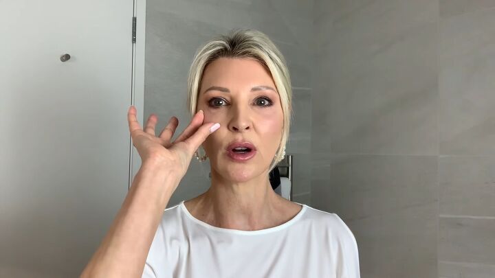 how to apply blusher on an older face using the 2 finger technique, Where to apply blush on a mature face