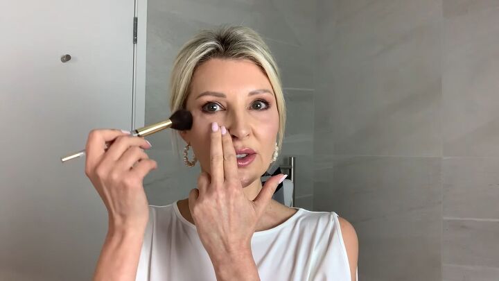 how to apply blusher on an older face using the 2 finger technique, Applying blush over 50