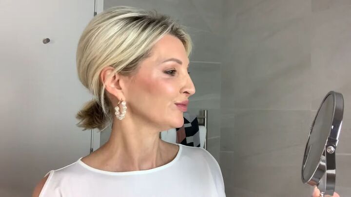 how to apply blusher on an older face using the 2 finger technique, How to apply blush on mature skin