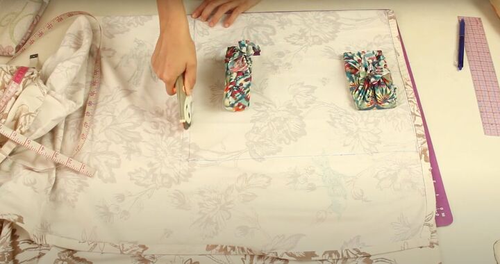 how to sew a tote bag in 3 different ways, Placing weights on the fabric