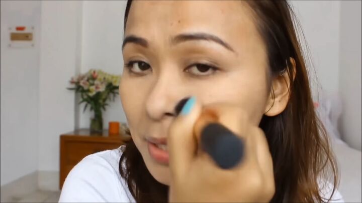 how best to apply liquid foundation with a brush sponge or fingers, How to apply liquid foundation with a brush