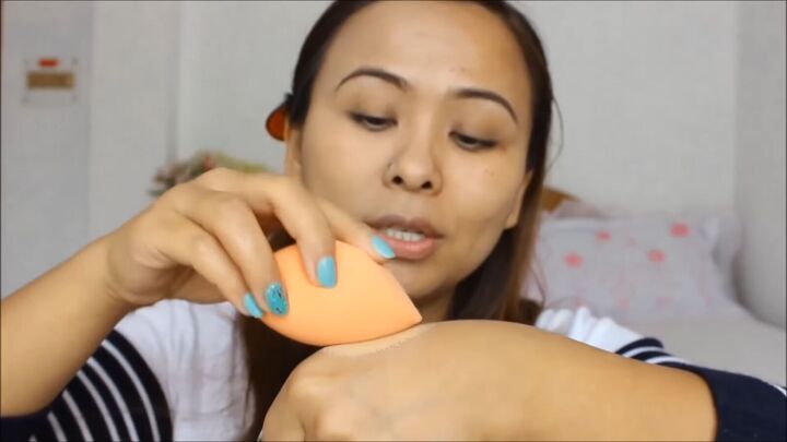 how best to apply liquid foundation with a brush sponge or fingers, How to apply foundation using a sponge