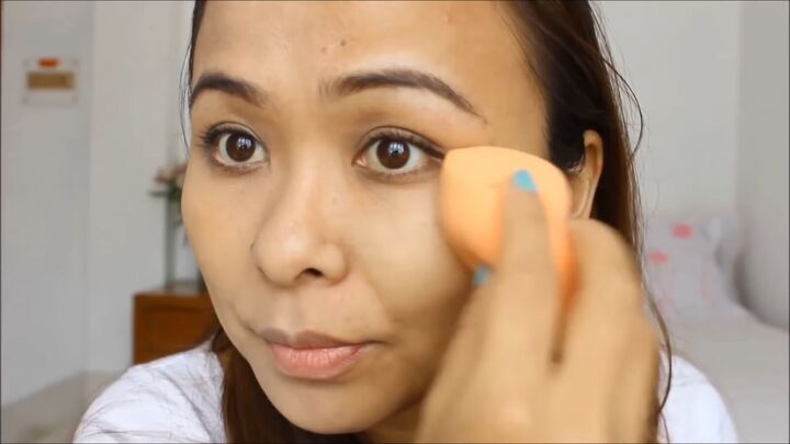 how best to apply liquid foundation with a brush sponge or fingers, Applying liquid foundation with a sponge