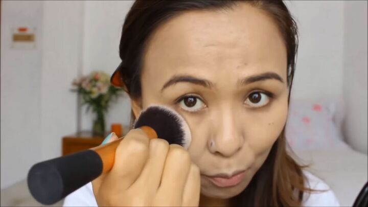 how best to apply liquid foundation with a brush sponge or fingers, Setting liquid foundation with powder