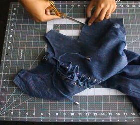 how to make your own cold shoulder top in 7 quick simple steps, Fraying the shoulder cut out