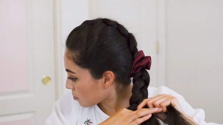 4 easy braided hairstyles for beginners, Tugging at the braid to loosen it