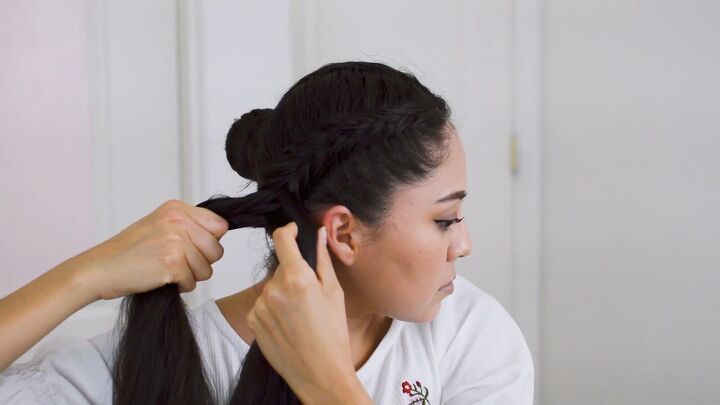 4 easy braided hairstyles for beginners, Braiding hair in a fishtail braid