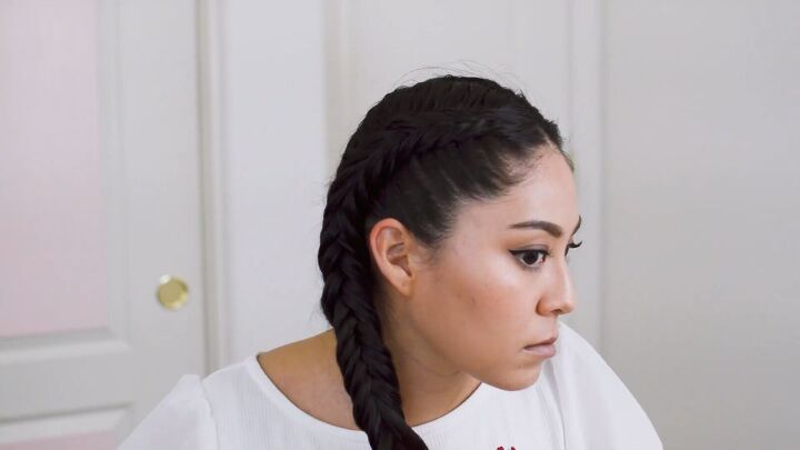 4 easy braided hairstyles for beginners, Tying the ends of the fishtail braids