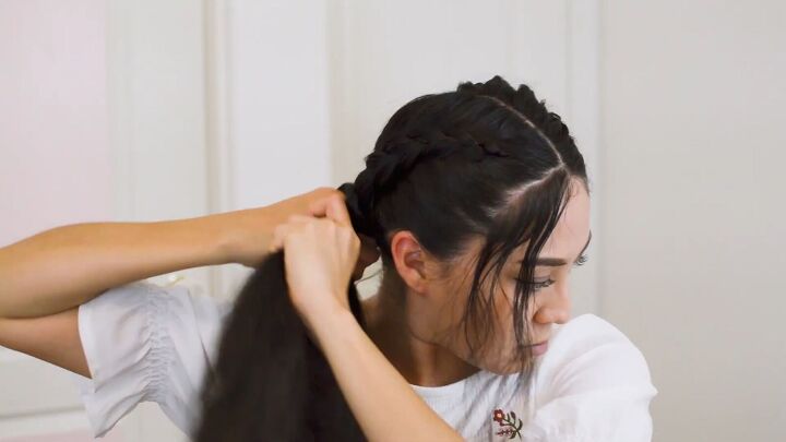 4 easy braided hairstyles for beginners, Doing a Dutch braid