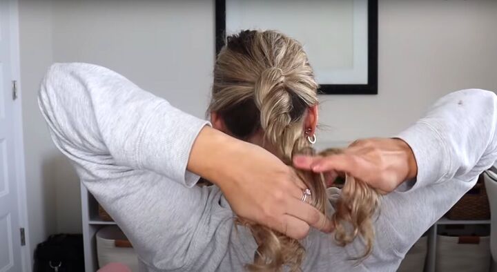 4 Quick, Easy & Cute 1-Minute Hairstyles For When You're in a Rush | Upstyle 4 Quick, Easy & Cute 1-Minute Hairstyles For When You're in a Rush | Upstyle