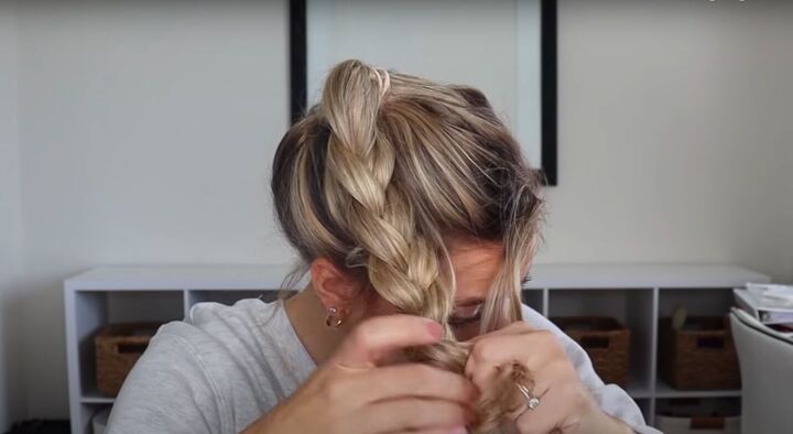 4 Quick, Easy & Cute 1-Minute Hairstyles For When You're in a Rush | Upstyle 4 Quick, Easy & Cute 1-Minute Hairstyles For When You're in a Rush | Upstyle