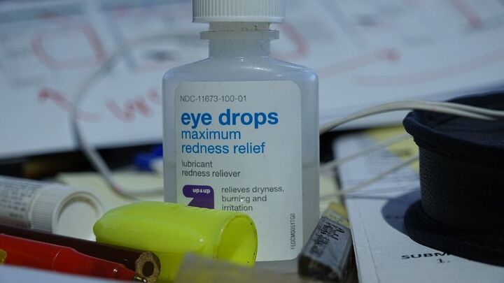 6 quick easy effective makeup tips for tired eyes, Using eye drops for tired eyes