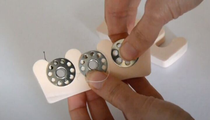 11 simple sewing hacks that are pure genius, Using toe separators to store bobbins
