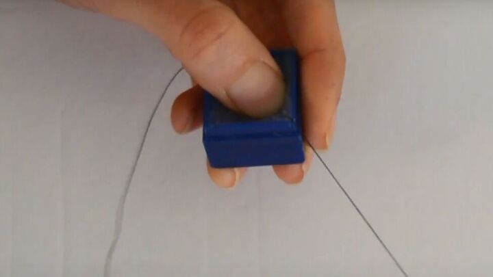11 simple sewing hacks that are pure genius, Using thread conditioner to stop tangling