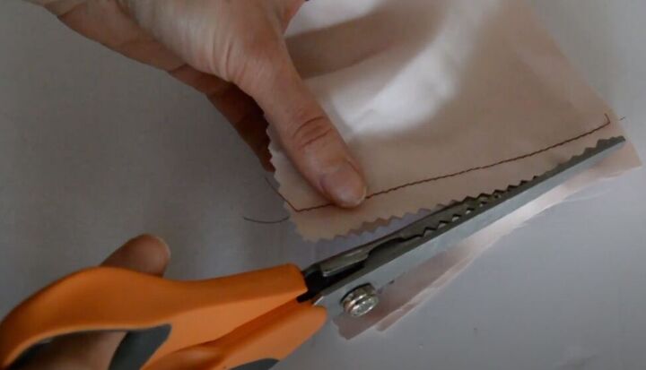 11 simple sewing hacks that are pure genius, Using pinking shears to prevent fraying