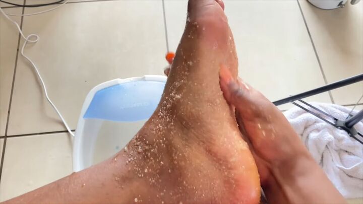 how to make use an effective diy sugar foot scrub, Applying the honey sugar foot scrub