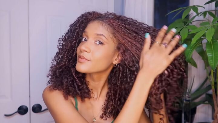 how to do perfect finger coils on natural hair, Applying hair oil to natural hair