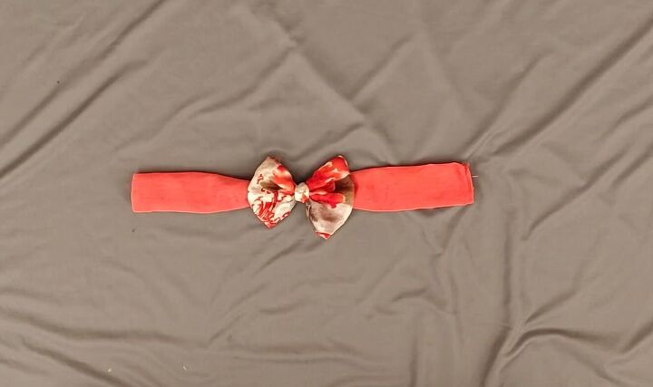 3 easy ways to make cute diy fabric headbands out of fabric scraps, Wrapping fabric around the center of the bow