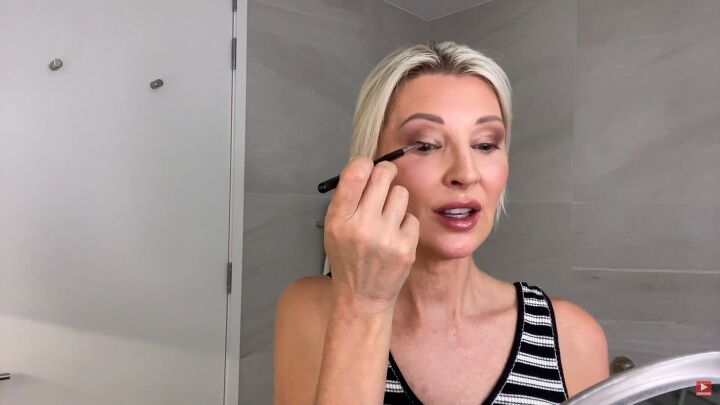 do you have droopy or hooded eyes try this eye lift makeup trick, Applying black eyeshadow as eyeliner