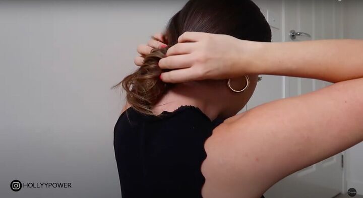 7 basic hairstyles for medium to long hair that always look cute, Adjusting the bun to make it fluffy and messy