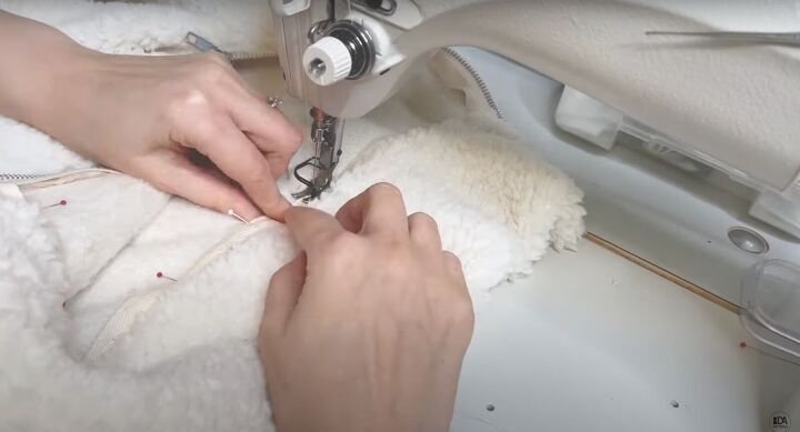 how to sew a sweater with a cute cropped hem half zipper, Sewing the collar to the neckline