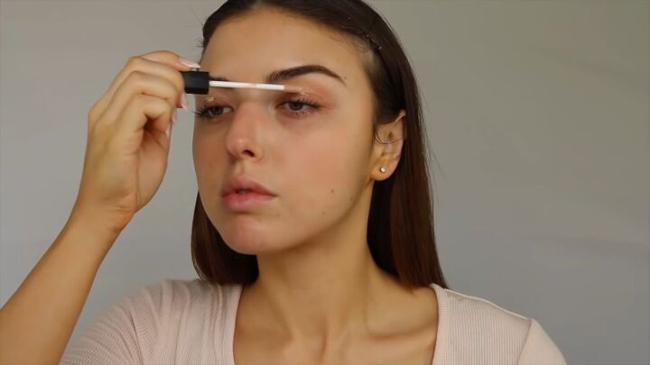 how to create a sweet soft glowy spring makeup look, Applying concealer to the eyelids as a primer