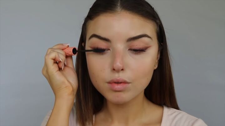 how to create a sweet soft glowy spring makeup look, Applying mascara to the upper lashes