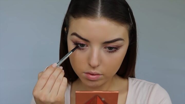 how to create a sweet soft glowy spring makeup look, Applying brown eyeliner